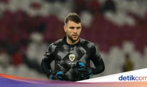 Maarten Paes Dikecam Keras Pasca Kebobolan Dua Gol ke PSV, Masa Depan di Ajax dan Timnas Indonesia Dipertanyakan