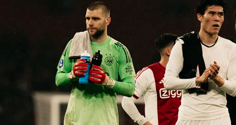 Maarten Paes Jadi Pahlawan Ajax, Pelatih Oscar Garcia Kagum dengan Kemampuan Penjaga Gawang Timnas Indonesia