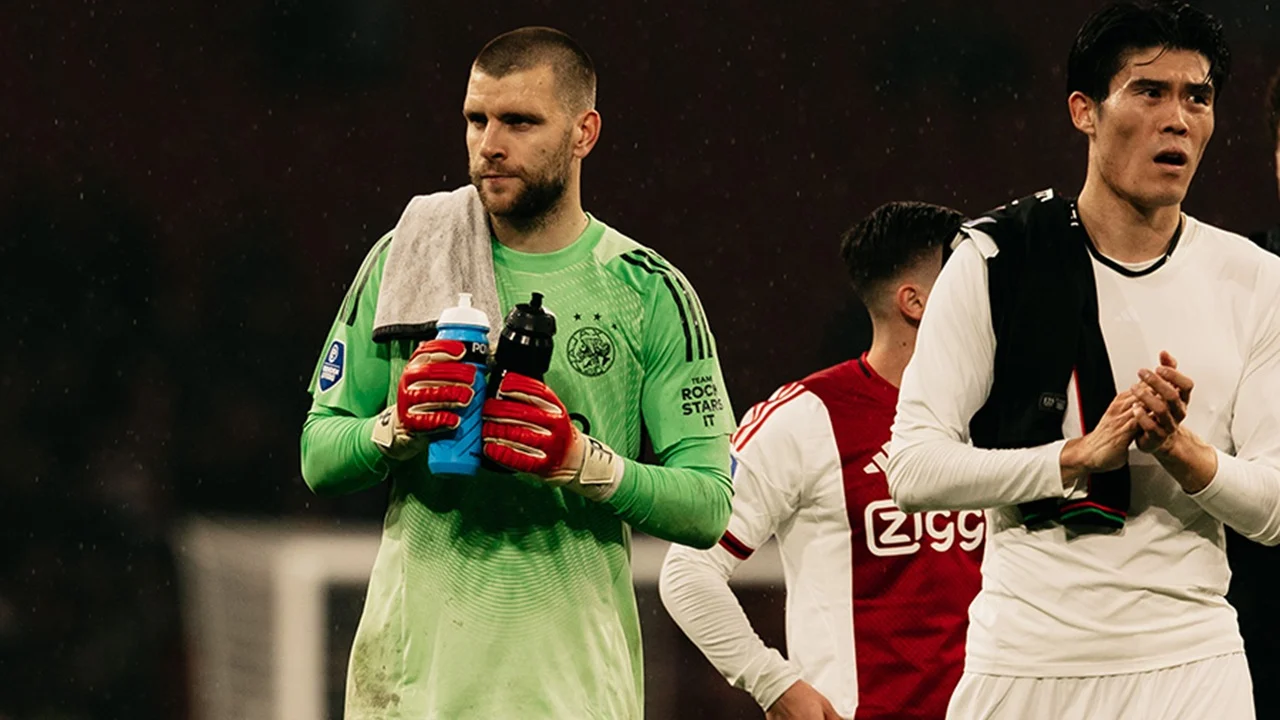 Maarten Paes Jadi Pahlawan Ajax, Pelatih Oscar Garcia Kagum dengan Kemampuan Penjaga Gawang Timnas Indonesia