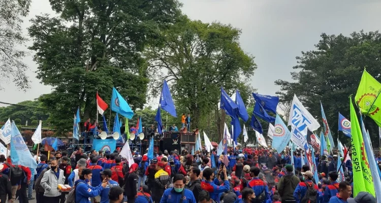May Day 2026: Gebrak Bawa 10 Tuntutan Buruh & Mahasiswa Guncang DPRD Jabar