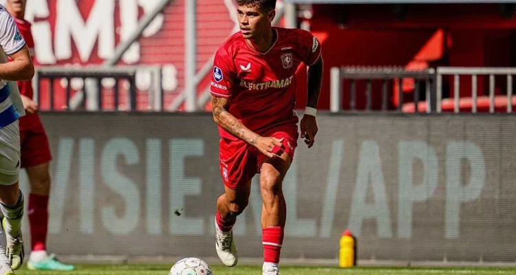 Mees Hilgers Tetap Bersama FC Twente Setelah Perpanjangan Kontrak