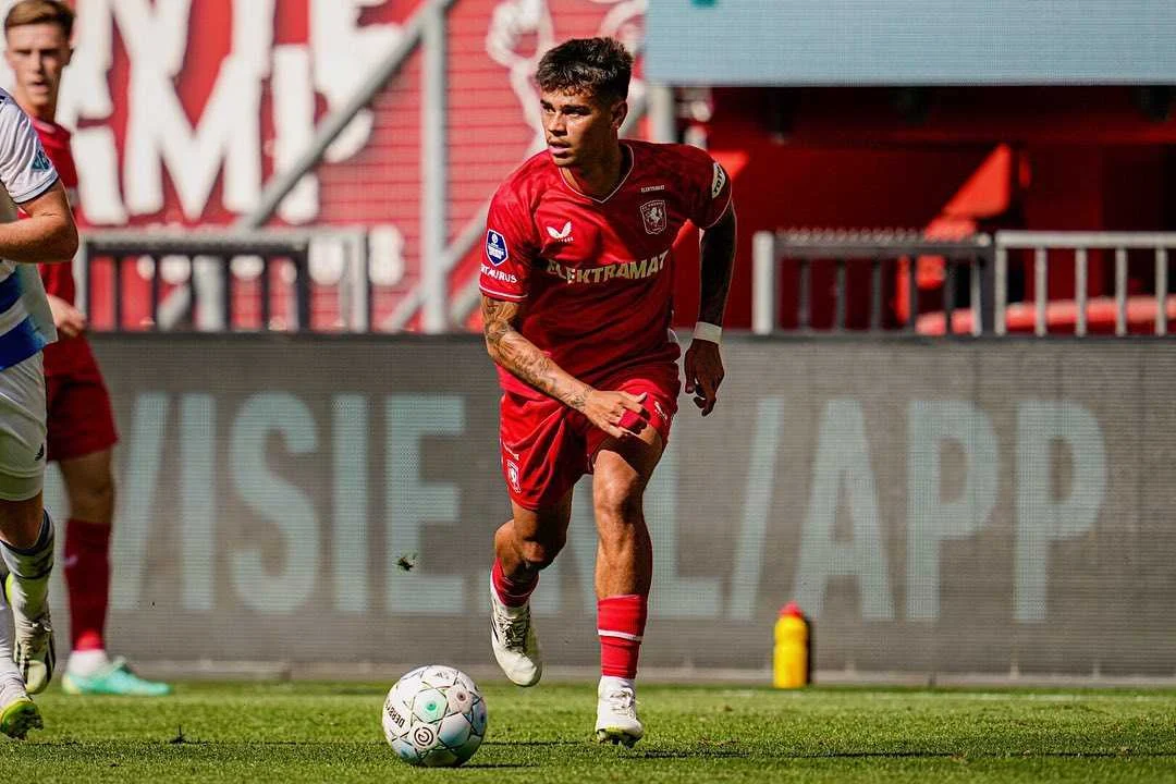 Mees Hilgers Tetap Bersama FC Twente Setelah Perpanjangan Kontrak