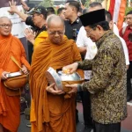 Menteri Agama Nasaruddin Umar: Pindapata Bukan Sekedar Tradisi Keagamaan, Melainkan Pelajaran Hidup