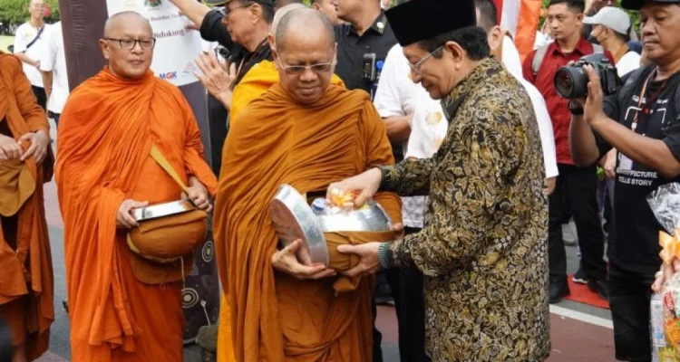 Menteri Agama Nasaruddin Umar: Pindapata Bukan Sekedar Tradisi Keagamaan, Melainkan Pelajaran Hidup