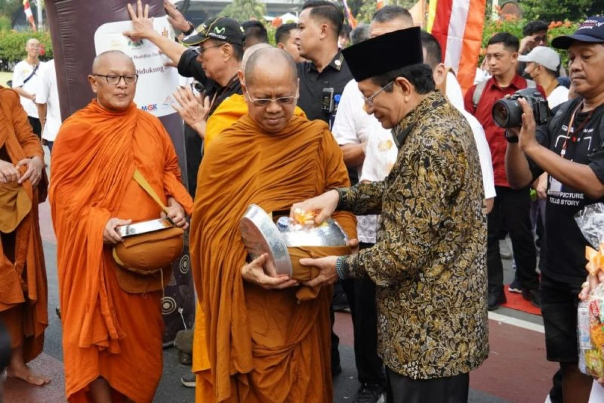 Menteri Agama Nasaruddin Umar: Pindapata Bukan Sekedar Tradisi Keagamaan, Melainkan Pelajaran Hidup
