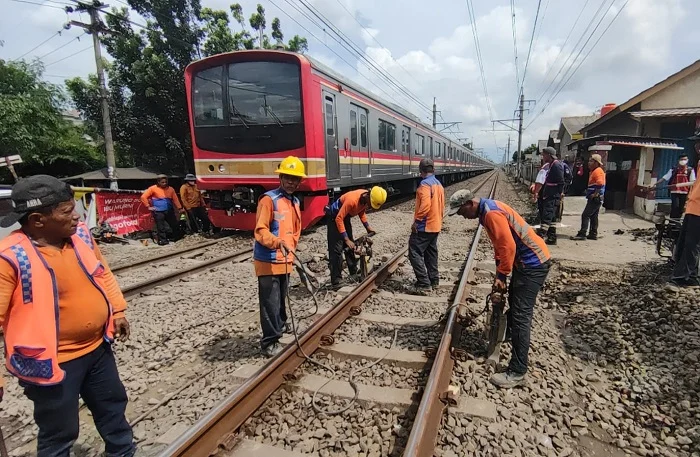 Menyingkap Kecelakaan KRL Bekasi: Penumpang Terlempar, Kegagalan Sistem, dan Kisah Selamat yang Mengguncang