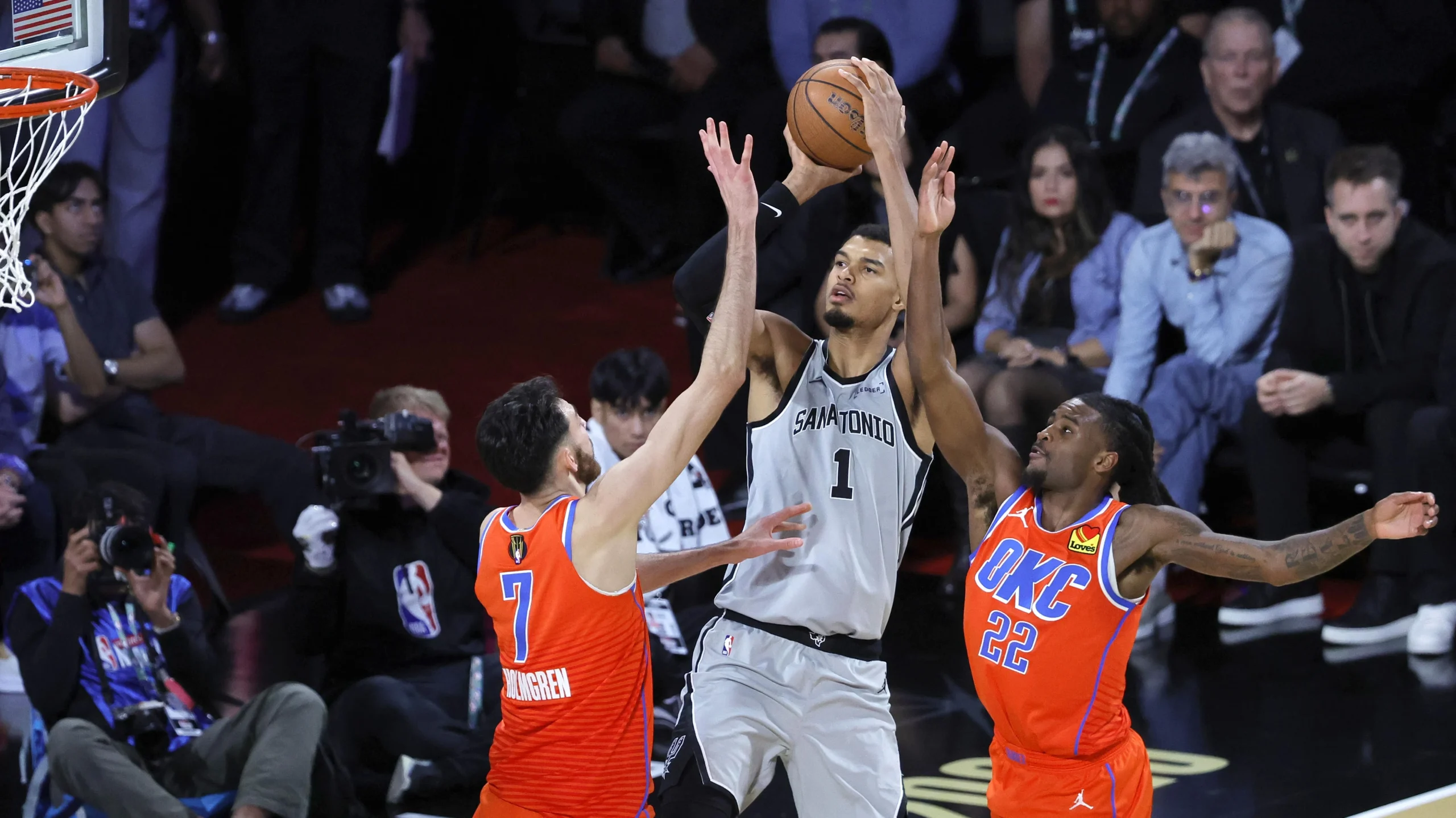 Oklahoma City vs San Antonio: Spurs Menang Besar 103-82 danimbangi Seri 2-2