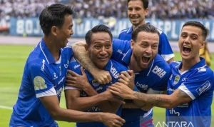 Perebutan Klasemen Super League: Persib Bandung di Ambang Juara, Persijap Jepara Siap Mengacaukan