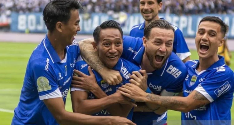 Perebutan Klasemen Super League: Persib Bandung di Ambang Juara, Persijap Jepara Siap Mengacaukan