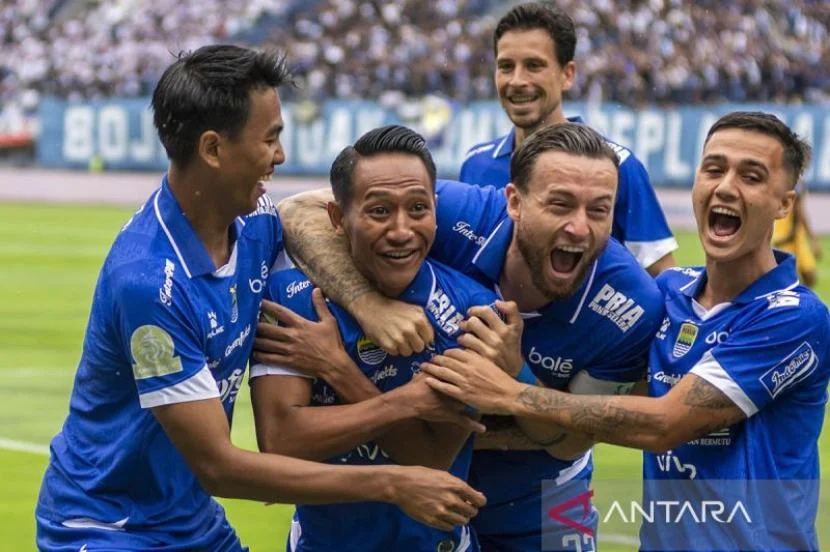 Perebutan Klasemen Super League: Persib Bandung di Ambang Juara, Persijap Jepara Siap Mengacaukan