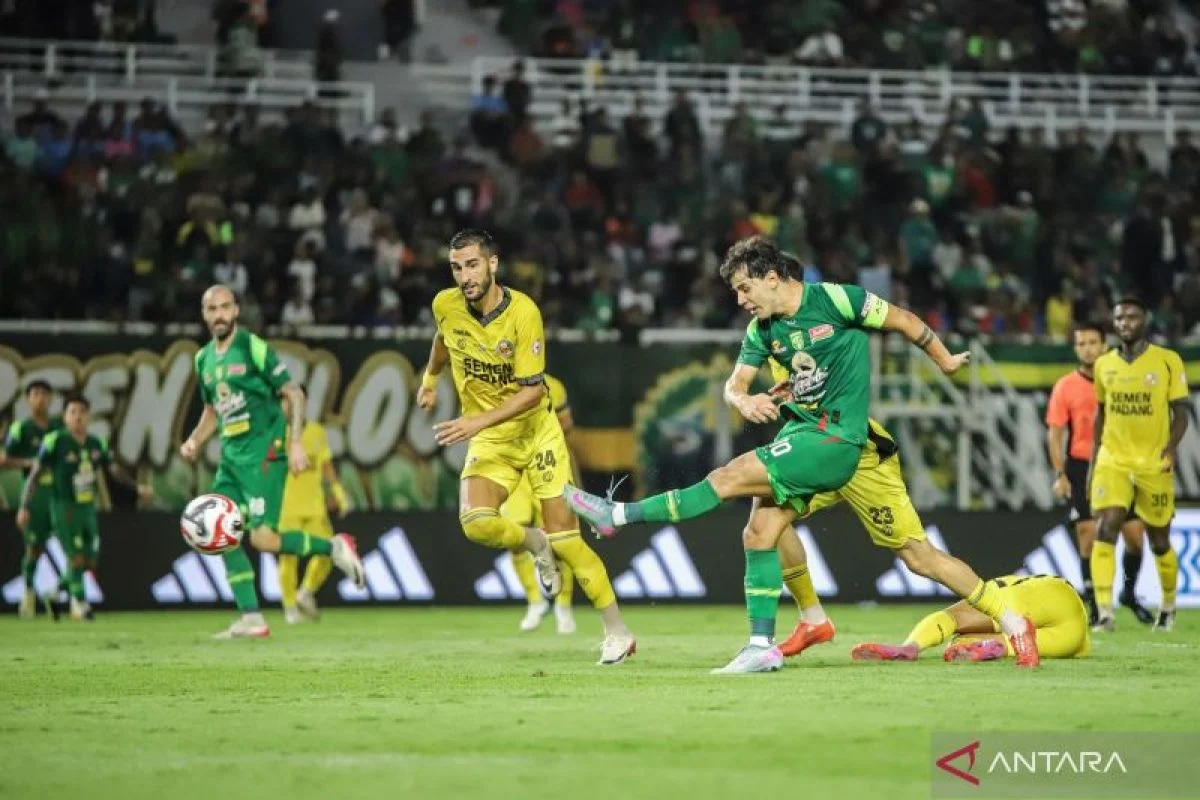 Persebaya Surabaya Menang Telak 7-0 atas Semen Padang di Stadion H. Agus Salim