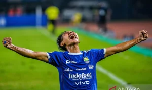 Persib Bandung Kuasai Puncak Klasemen Liga 1 Setelah Menang Dramatis Atas PSM Makassar