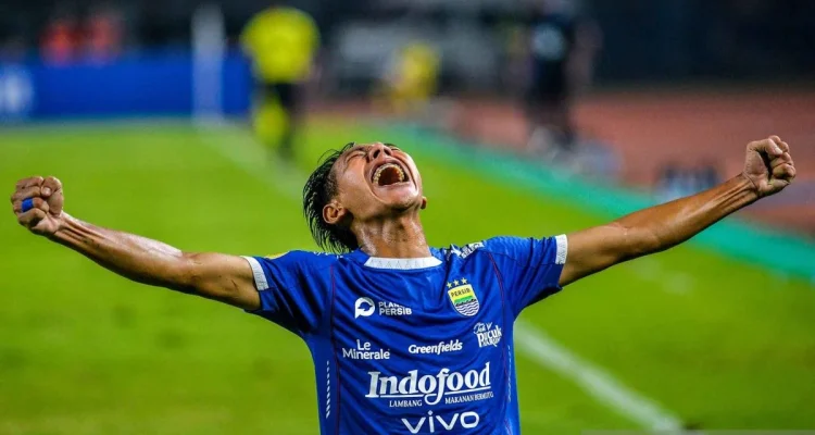 Persib Bandung Kuasai Puncak Klasemen Liga 1 Setelah Menang Dramatis Atas PSM Makassar