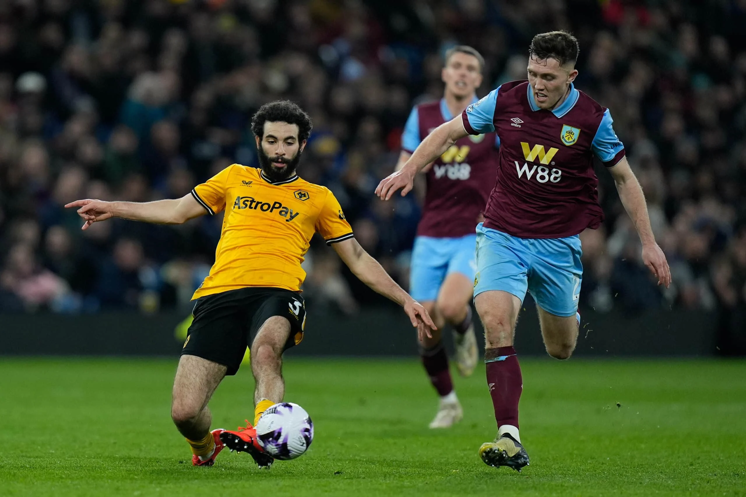 Pertandingan Seru Burnley vs Wolves: Pertarungan Sengit di Turf Moor
