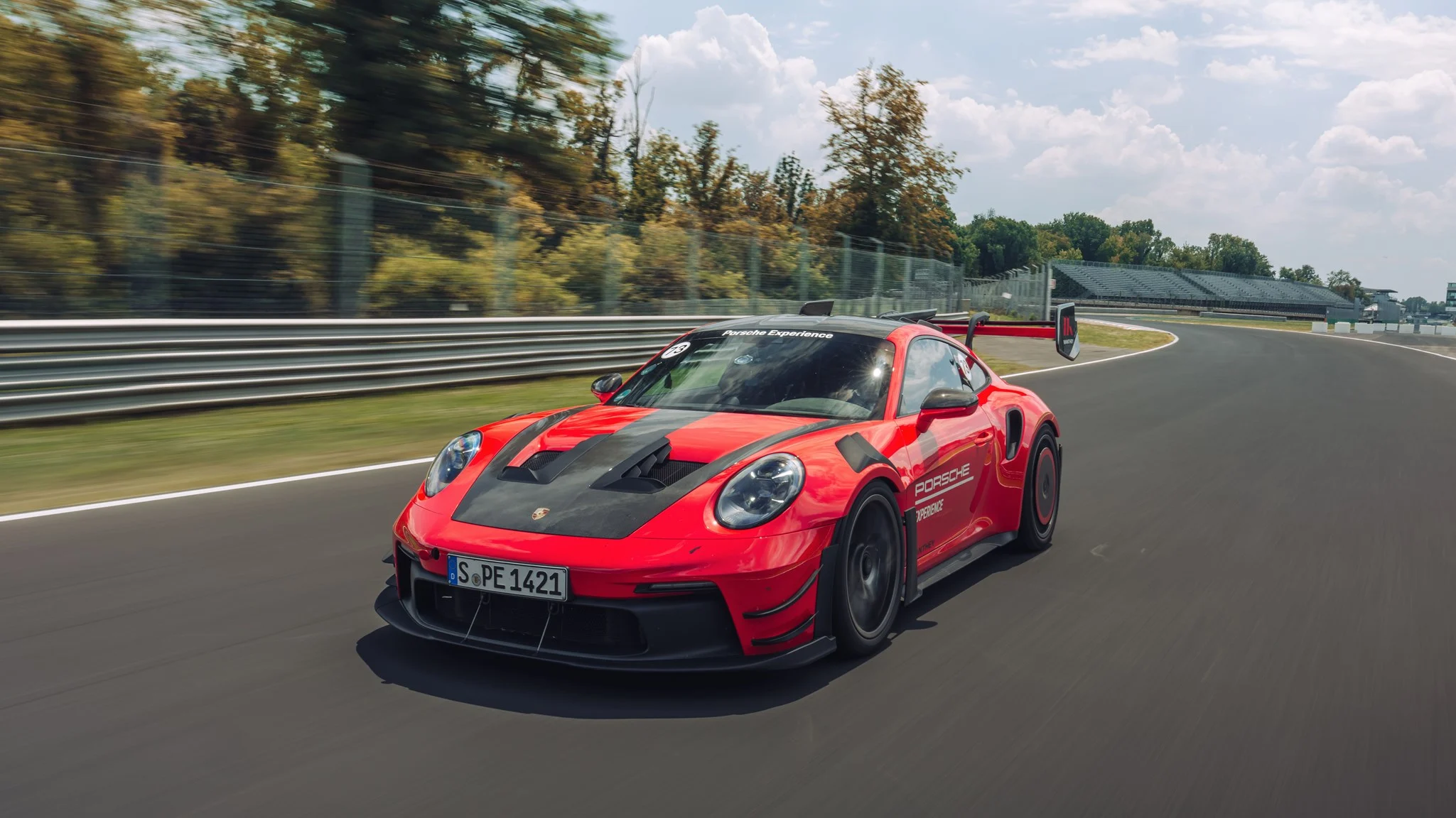 Porsche 911 GT3 RS Manthey Kit: Membawa Performa Mengerikan ke Trek Balap