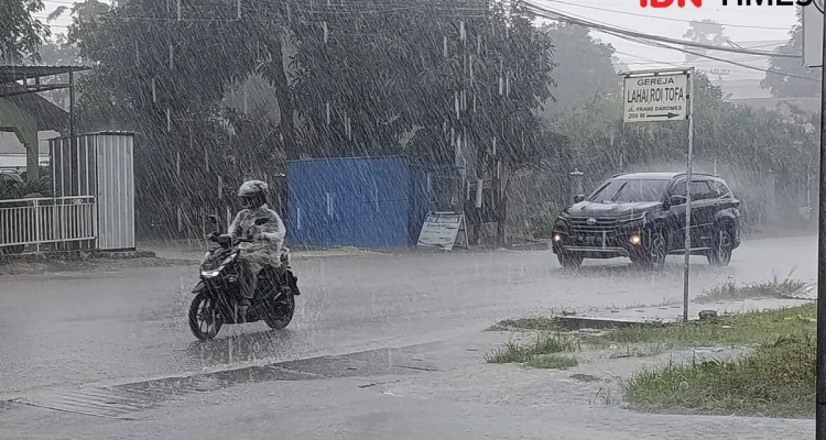 Prakiraan Cuaca 2 Mei 2026: Hujan Lebat Mengguyur Jakarta hingga Sulawesi Barat, Waspada Banjir!