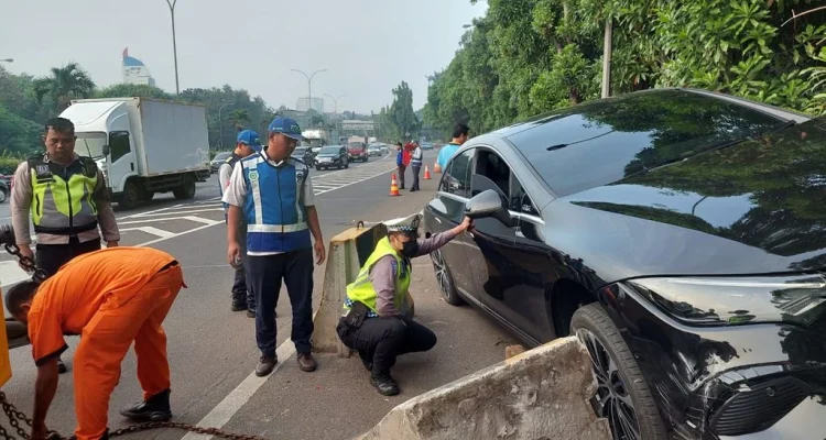Pria yang Ngamuk dan Rusak Mobil di Tol JORR Akhirnya Ditangkap