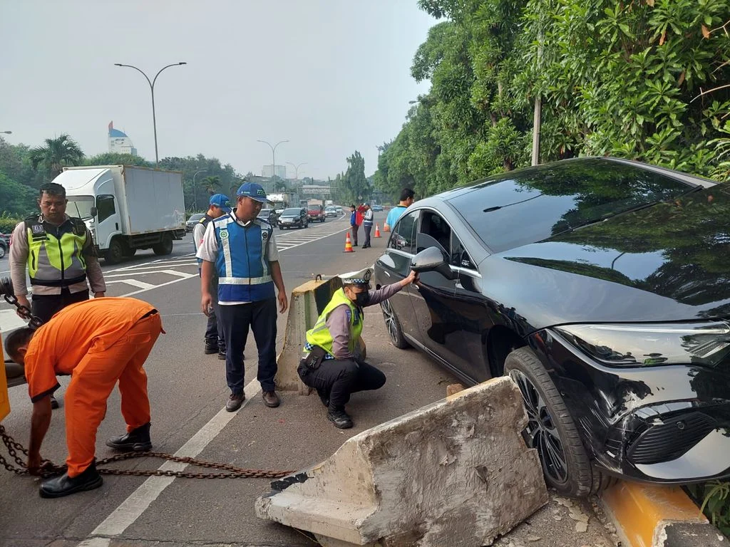 Pria yang Ngamuk dan Rusak Mobil di Tol JORR Akhirnya Ditangkap