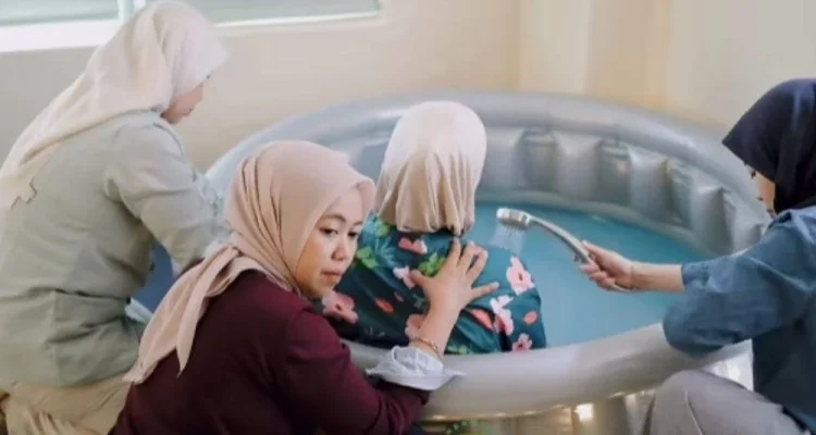 Resmi Jadi Mama! Ochi Rosdiana Melahirkan Anak Pertama dengan Hydrotherapy, Momen Mengharukan yang Viral