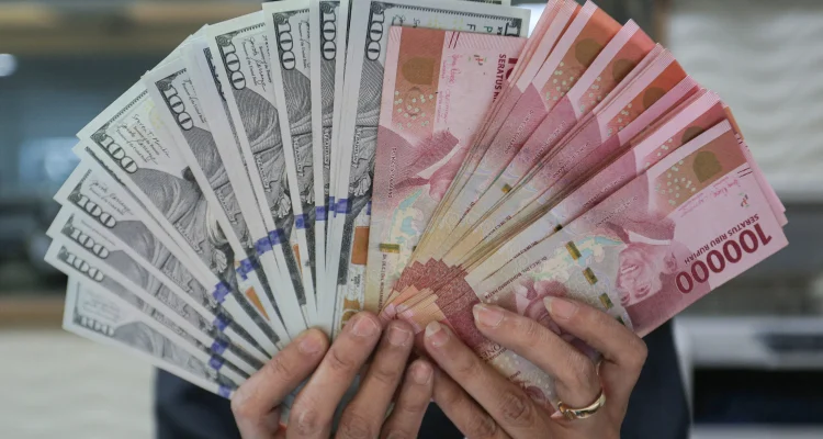 Rupiah Capai Rekor Terlemah Baru, Potensi Tembus Rp 17.500 Per Dolar AS