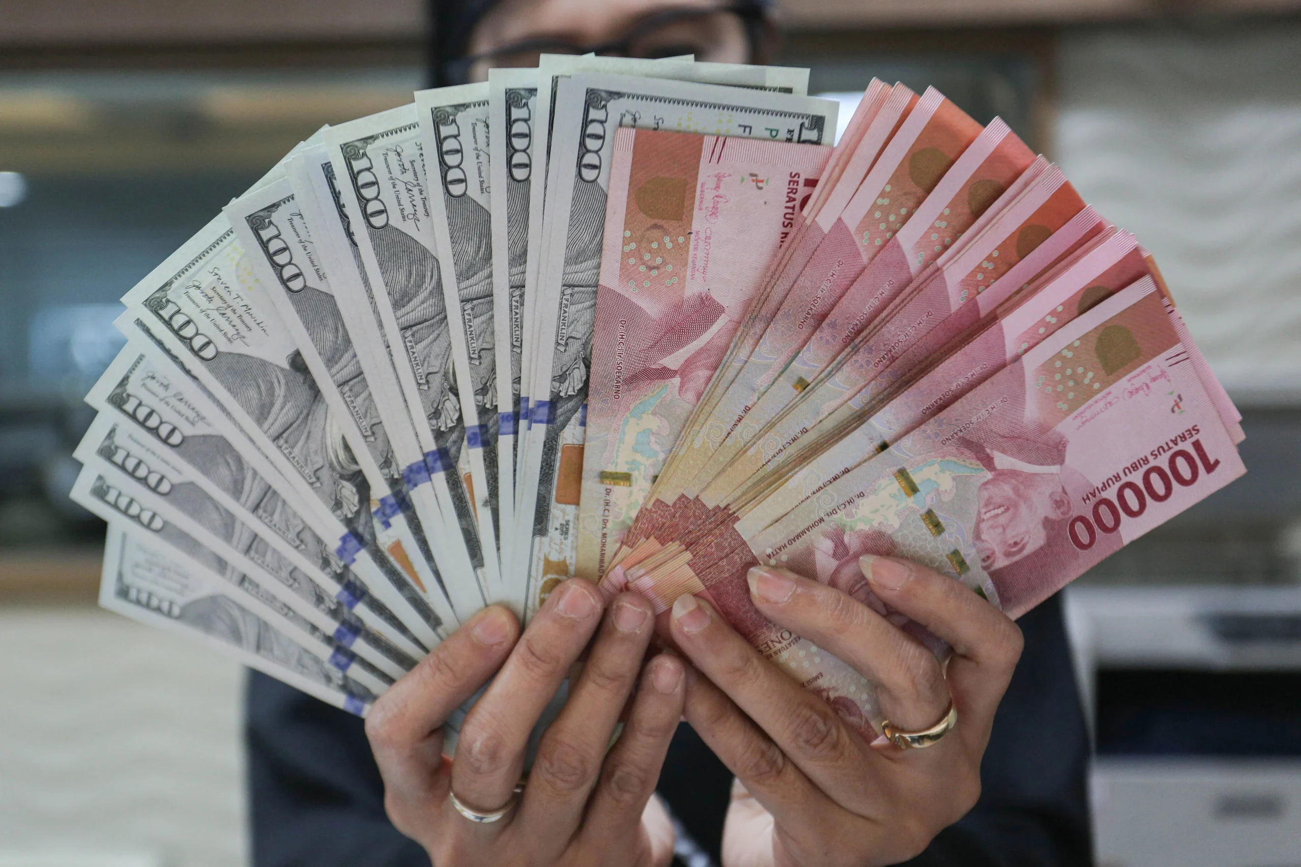 Rupiah Capai Rekor Terlemah Baru, Potensi Tembus Rp 17.500 Per Dolar AS