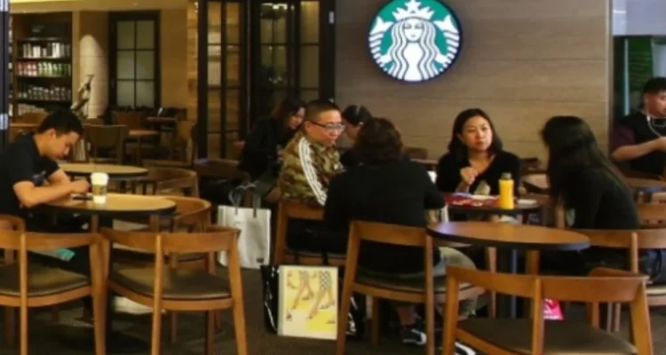 Starbucks Menghadapi Kontroversi dan Persaingan di Industri Kopi Global