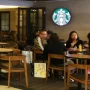 Starbucks Menghadapi Kontroversi dan Persaingan di Industri Kopi Global