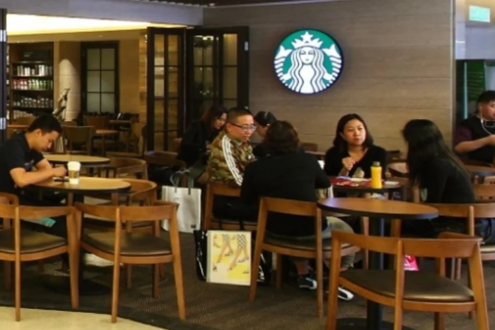 Starbucks Menghadapi Kontroversi dan Persaingan di Industri Kopi Global