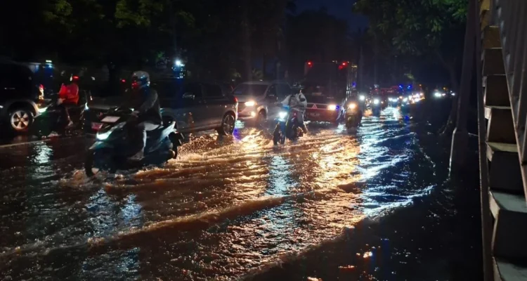 Subuh Penuh Kejutan: Banjir, Asteroid, dan Kemacetan