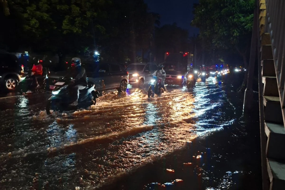 Subuh Penuh Kejutan: Banjir, Asteroid, dan Kemacetan