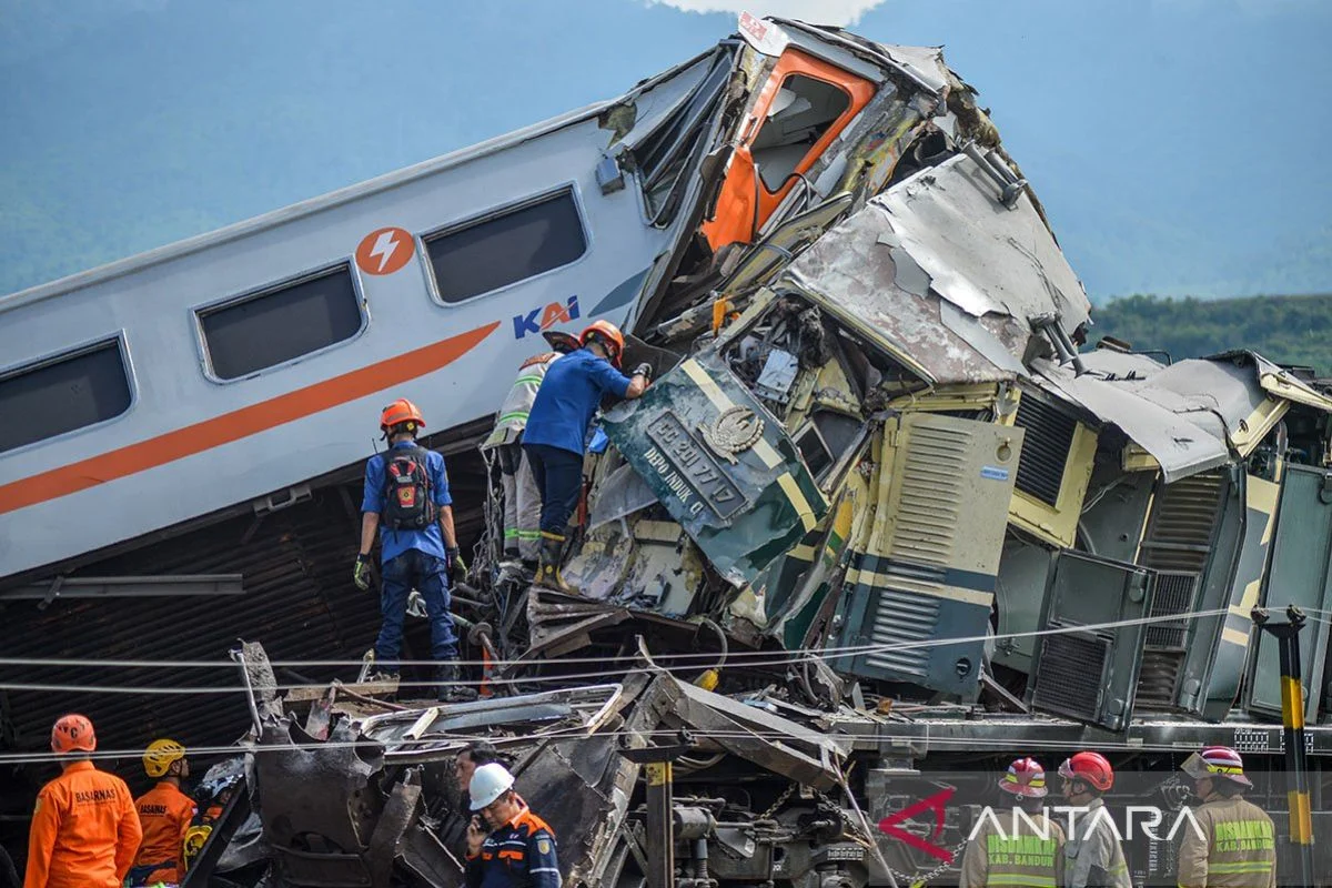 Tragedi Bekasi Timur: 12 Korban Kecelakaan Kereta Masih Dirawat, Polisi Selidiki Penyebab