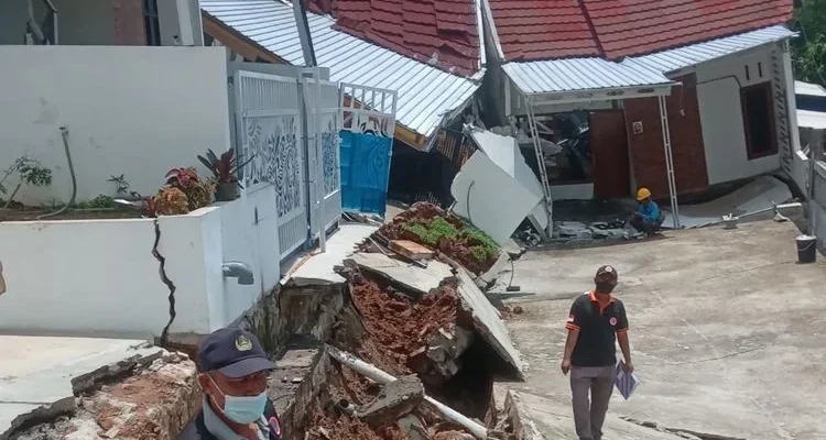 Tragedi Pilu Nanda di Semarang: Cucu Meninggal Kecelakaan, Rumah Hancur Longsor Semarang
