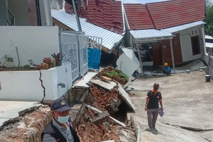 Tragedi Pilu Nanda di Semarang: Cucu Meninggal Kecelakaan, Rumah Hancur Longsor Semarang