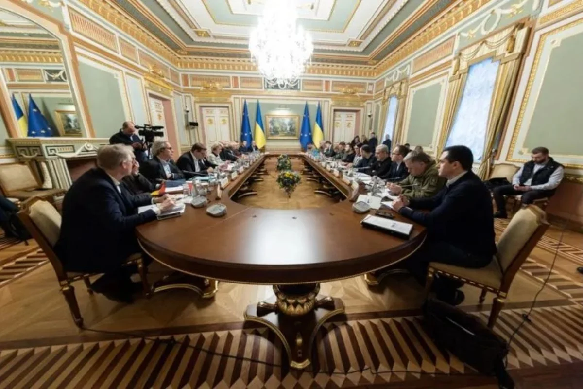 Ukraina dalam Sorotan: Dari Permintaan Amunisi Canggih hingga Upaya Pembersihan Ranjau Darat