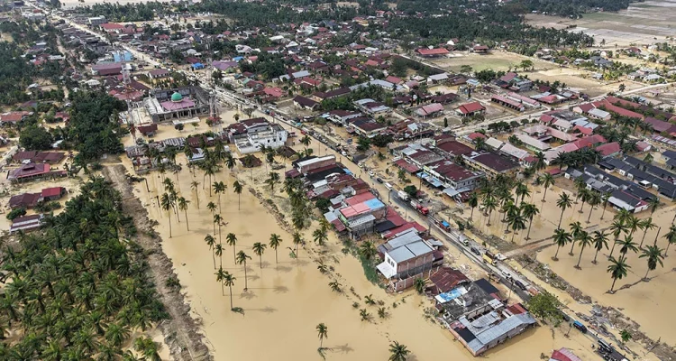 Banjir Melanda Indonesia: Dari Surabaya Hingga Aceh, Upaya Penanggulangan dan Dampaknya