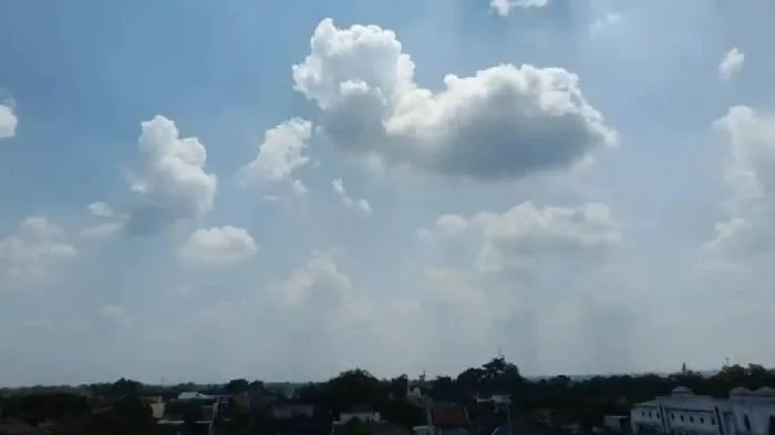 Cuaca Surabaya Hari Ini: Cerah Berawan dengan Potensi Hujan Lebat