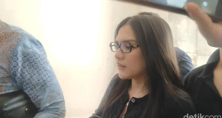 Davina Karamoy dan Kasus Penipuan Hanania Group: Aktris Kembalikan Uang Saku Umrah
