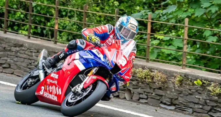 Dean Harrison Raih Kemenangan Dominan di Isle of Man TT Superbike