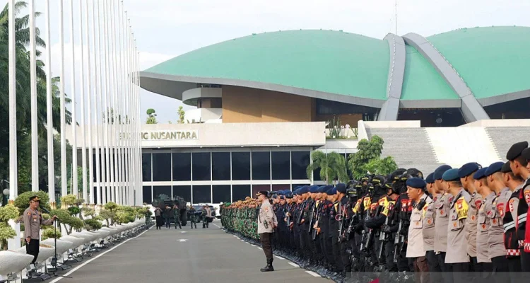 Demo Mahasiswa di Jakarta: TNI Dikerahkan untuk Mengawal Aksi