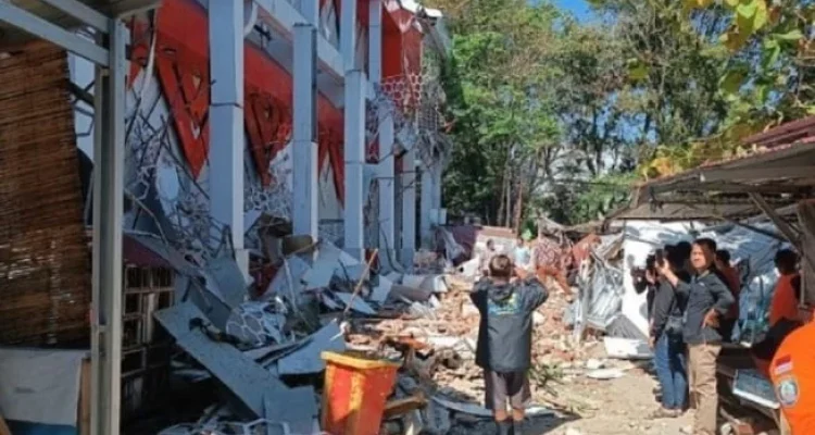 Gempa 7,7 M di Sulut: Warga Mengungsi dan Kerusakan Bangunan