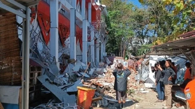 Gempa 7,7 M di Sulut: Warga Mengungsi dan Kerusakan Bangunan
