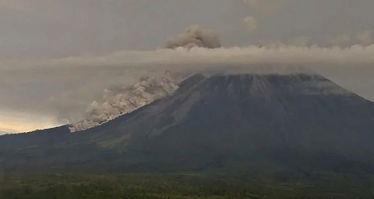 Gunung Semeru Meletus Tiga Kali, Warga Diminta Waspada