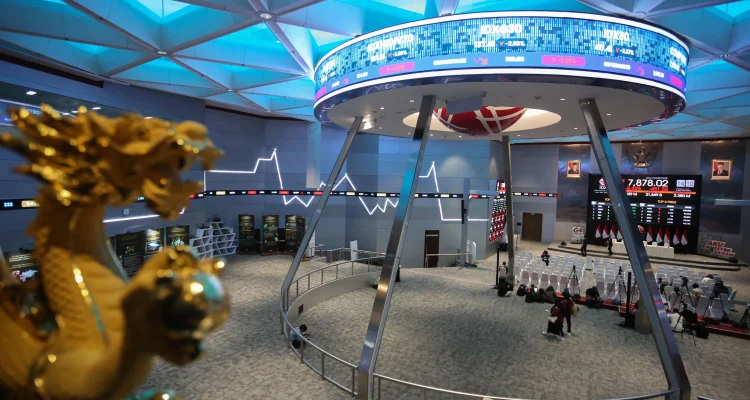 IHSG Turun 0,78%, Saham Bank Jumbo BBCA - BMRI Rontok Usai BI Naikkan Suku Bunga