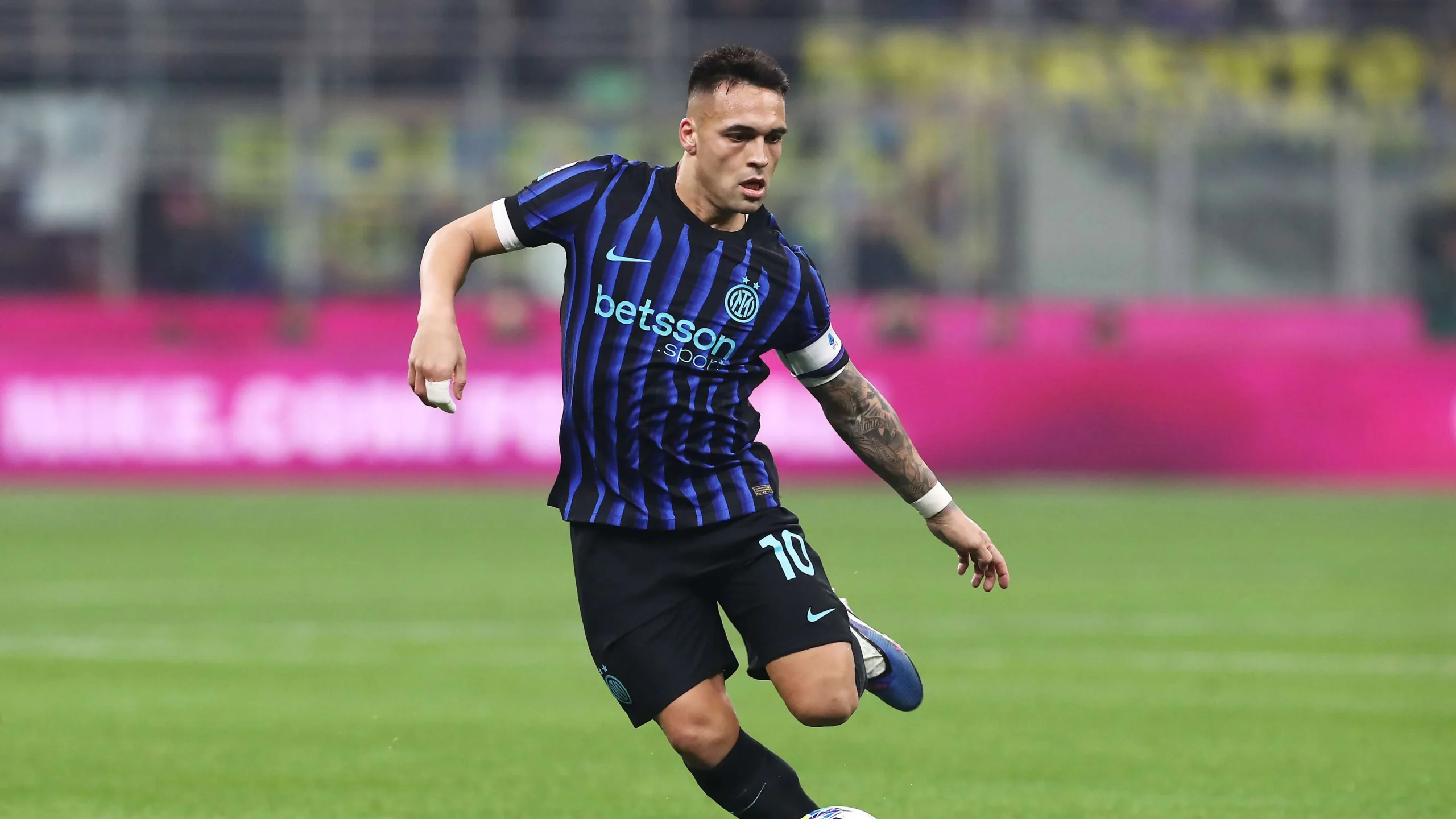 Inter Turku Raih Kesuksesan di Bawah Cristian Chivu, Sementara Harga Minyak Anjlok