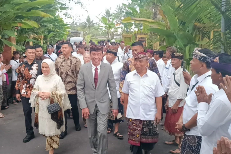 Jokowi Hadiri Jumatan di Lampung, Gus Dur dan PSI Jadi Sorotan