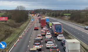 Kecelakaan M66: Motorway Manchester Ditutup dan Antrian Panjang Setelah Truk Keluar Jalur
