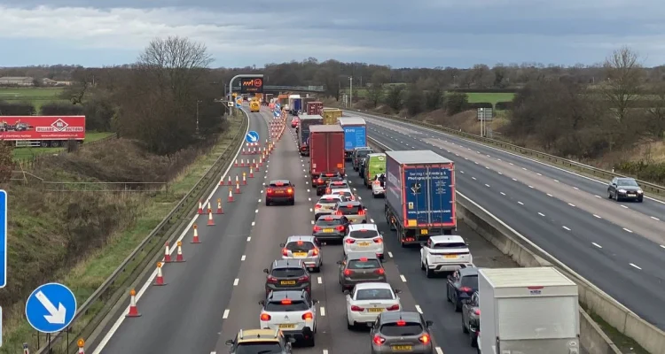Kecelakaan M66: Motorway Manchester Ditutup dan Antrian Panjang Setelah Truk Keluar Jalur