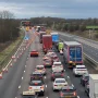 Kecelakaan M66: Motorway Manchester Ditutup dan Antrian Panjang Setelah Truk Keluar Jalur