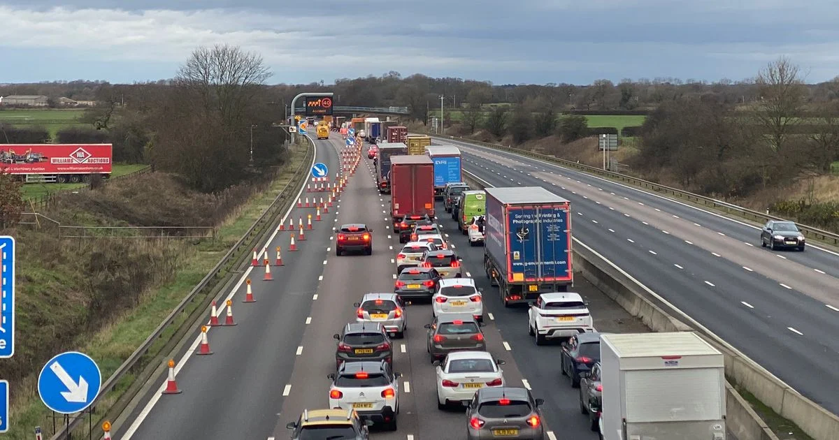 Kecelakaan M66: Motorway Manchester Ditutup dan Antrian Panjang Setelah Truk Keluar Jalur
