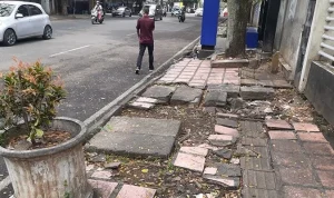 Kerusakan Jalan Raya di Indonesia: Dari Trotoar Rusak hingga Kecelakaan